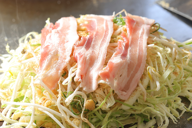 厚切り・国産の三枚肉で、食べ応えも風味も抜群。